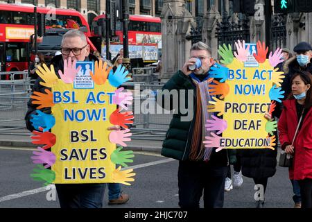 Parliament Square, London, Großbritannien. 28th. Januar 2022. Protest vor dem Parlament während der BSL-Bill-Debatte, die darauf abzielt, die britische Gebärdensprache als offizielle britische Sprache zu erklären, vorgeschlagen von Rosie Cooper MP. Kredit: Matthew Chattle/Alamy Live Nachrichten Stockfoto