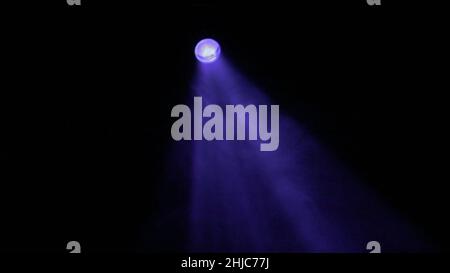 Bühnenbeleuchtung. Blau. Helle Bühnenleuchten blinken. Lager. Abstraktes blaues Punktlicht mit Rauch. Stockfoto