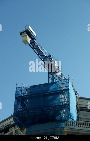 Kran auf dem Gebäude in Betonfertigteilanordnungen Stockfoto