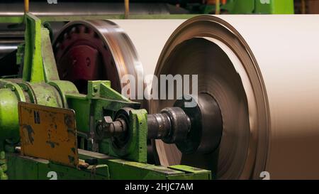 Alte Fertigungsanlagen produzieren Papiermaschinenwellen in der Papierfabrik. Anlagen. Papierproduktion. Walzrollen. Stockfoto