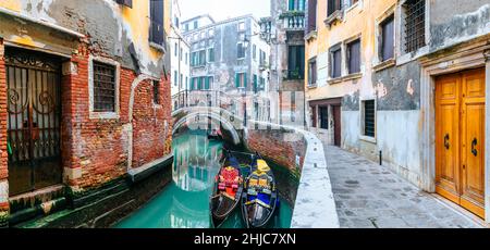 Schönste und romantischste Stadt Venedig, Italien. Pnoramischer Blick auf die engen Kanäle, Straßen und Gondeln Stockfoto