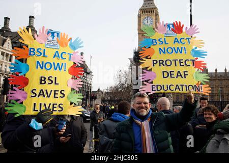 London, Großbritannien. 28th Januar 2022. Anhänger des britischen Zeichentechns versammeln sich auf dem Parliament Square. Die Regierung unterstützt ein Gesetz, das die britische Gebärdensprache (BSL) zu einer anerkannten Sprache im Vereinigten Königreich machen und Gehörlosen helfen soll, eine prominendere Rolle in der Gesellschaft zu spielen. Das britische Sign Language Bill, ein vom Abgeordneten Rosie Cooper eingeführtes Private Member's Bill, signalisiert die Förderung und Erleichterung von BSL bei der Bekanntgabe öffentlicher Dienste und ermutigt andere Dienstleister, dasselbe zu tun. Der Gesetzentwurf wird heute im Parlament vorgelesen. Kredit: Mark Thomas/Alamy Live Nachrichten Stockfoto