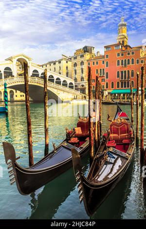 Unglaublich romantische Venedig-Stadt, Rialtobrücke über den Canal Grande und Gondeln. Italien Reisen und Sehenswürdigkeiten Stockfoto