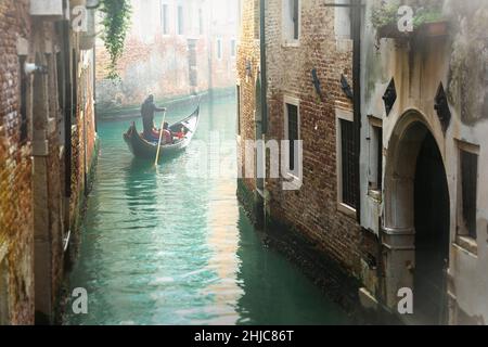 Romantische venezianische Kanäle. Alte enge Gassen von Venedig. Gondelfahrt. Italien Stockfoto