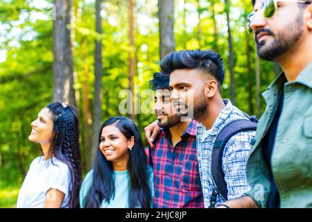 Outdoor-Aktivitäten und Freizeit für junge Freunde Stockfoto