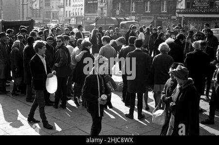 Bristol University Rag 1968: Studenten sammeln Geld mit einer Ballonrasur-Veranstaltung im Zentrum, in der Nähe ihrer Rag-Snackbar. Das Rag-Komitee koordinierte in der Woche vor der Rag-Parade am Samstag, dem 9. März, eine Reihe von Stunts rund um die Stadt. Zuschauer und Teilnehmer wurden ermutigt, Sammeldosen zu füllen und auch Prod ’68, das Magazin Rag, zu kaufen. Die Studentenzeitung Nonesuch berichtete, dass das Magazin eine Auflage von 45.000 Exemplaren hatte und alle Exemplare verkauft wurden. Stockfoto