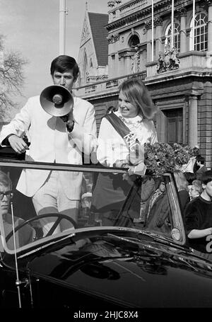 Bristol University Rag 1968: Die jährliche Rag-Prozession wird von Radio 1 DJ Ed Stewart und der Rag Queen 1968 in einem Vintage Rolls Royce geführt. Die Parade der Wagen ging am Samstag, den 9. März 1968, vom Parkplatz der Clifton Down Station aus los und führte an den Victoria Rooms und Wills Memorial Building vorbei, dann die Park Street entlang und das Stadtzentrum entlang, bevor es entlang der Park Row zu den Victoria Rooms zurückging. Tausende von Zuschauern säumten die Straßen und Tausende von Pfund wurden für wohltätige Zwecke gesammelt.die Parade der Wagen ging am Samstag, den 9. März 1968, von der Clifton Down Station aus los. Stockfoto