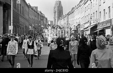 Bristol University Rag 1968: Schwimmer machen sich langsam auf den Weg die Park Street entlang, nachdem sie am Parkplatz der Clifton Down Station gestartet sind und am Samstag, dem 9. März, zu Beginn der Rag-Prozession 1968 die Victoria Rooms passiert haben. Die Parade, angeführt von Radio 1 DJ Ed Stewart und der 1968 Rag Queen, ging um das Stadtzentrum, bevor sie entlang der Park Row zu den Victoria Rooms zurückkehrte. Tausende Zuschauer säumten die Straßen und Tausende von Pfund wurden für wohltätige Zwecke gesammelt. Stockfoto