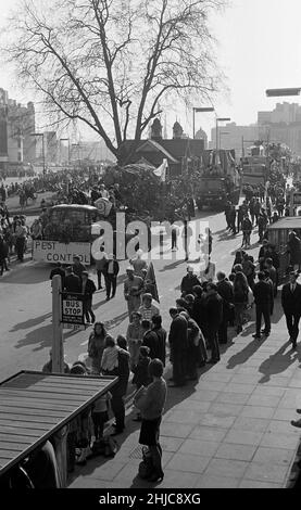 Bristol University Rag 1968: Schwimmt bei der Rag-Prozession 1968, die sich am Samstag, dem 9. März, vom Parkplatz der Clifton Down Station langsam um das Center schlängelnd. Die Parade, angeführt von Radio 1 DJ Ed Stewart und der 1968 Rag Queen, passierte die Victoria Rooms und Wills Memorial Building und kehrte nach dem Umkreisen des Stadtzentrums in die Victoria Rooms zurück. Tausende von Zuschauern säumten die Straßen und Tausende von Pfund wurden für wohltätige Zwecke aus den Pfennigen, Sechzenzen und halben Kronen gesammelt, die in Sammeldosen gesteckt oder in die Eimer, Kappen und umgedrehten Regenschirme der Studenten geworfen wurden. Stockfoto