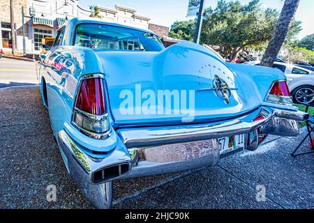 Fernandina Beach, FL - 18. Oktober 2014: Weitwinkel-Rückseitenansicht einer Lincoln Continental Mark II Hardtop Limousine aus dem Jahr 1957 bei einem Klassiker Stockfoto