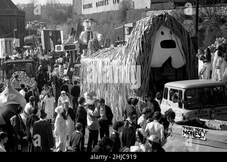 Der Beginn der Rag-Prozession der Universität Bristol 1969 vom Parkplatz der Clifton Down Station. Der Beitrag mit Dougal, dem beliebten Hund in der kinderfernsehserie The Magic Roundabout aus dem Jahr 60s, gewann den besten Wagen für Studenten aus der Burwalls Hall of Residence. Die Parade der Festwagen begann am 8. März um 2,30 Uhr und schlängelte sich an den Victoria Rooms und dem Wills-Gebäude entlang der Park Street um die Baldwin Street herum, dann durch Broadmead, bevor sie entlang der Lower und Upper Maudlin Street und der Park Row zurückkehrte. Tausende Zuschauer säumten die Straßen und Tausende von Pfund wurden für wohltätige Zwecke gesammelt. Stockfoto