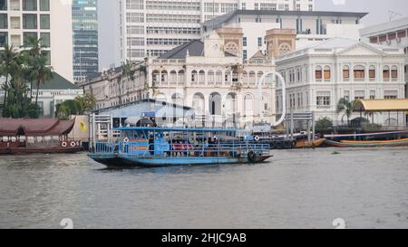 Klong San Ferry Boot zum Si Phraya Pier Klong San Ferry Boot zum Si Phraya Pier Chao Phraya River Bangkok Thailand Historische Gebäude im Hintergrund Stockfoto