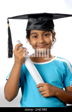 Mumbai Maharashtra Indien Asien Juni. 06; 2008 - Südasiatische indische süße kleine acht Jahre alte Mädchen Universität Rechtsschule Absolvent am Abschlusstag. Stockfoto