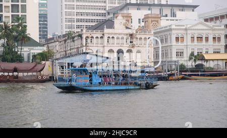 Klong San Ferry Boot zum Si Phraya Pier Klong San Ferry Boot zum Si Phraya Pier Chao Phraya River Bangkok Thailand Historische Gebäude im Hintergrund Stockfoto