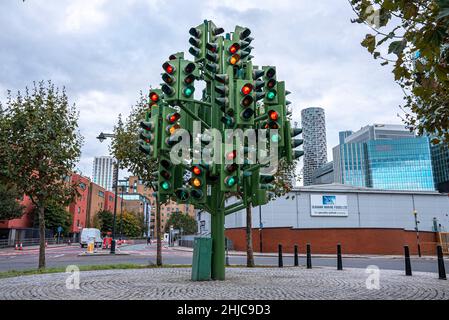 Ampelbaum-Attraktion mit Stadtbild im Hintergrund Stockfoto