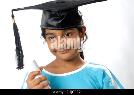 Mumbai Maharashtra Indien Asien Juni. 06; 2008 - Südasiatische indische süße kleine acht Jahre alte Mädchen Universität Rechtsschule Absolvent am Abschlusstag. Stockfoto