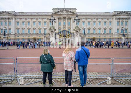 Die Wachablösung der Königin durch das Farbgeschwader der Königlichen Luftwaffe der Königin‘mit musikalischer Unterstützung der Band der Königlichen Luftwaffe bei der Ankunft im Königlichen Palast. Buckingham Palace, London, Großbritannien. 28. Januar 2022. Bild: Allmählich kommen die Zuschauer, um die Zeremonie zu verfolgen. Quelle: Malcolm Park/Alamy Live News. Stockfoto