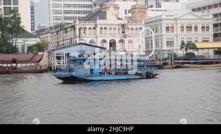 Klong San Ferry Boot zum Si Phraya Pier Klong San Ferry Boot zum Si Phraya Pier Chao Phraya River Bangkok Thailand Historische Gebäude im Hintergrund Stockfoto