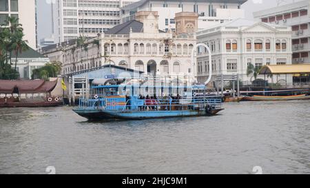 Klong San Ferry Boot zum Si Phraya Pier Klong San Ferry Boot zum Si Phraya Pier Chao Phraya River Bangkok Thailand Historische Gebäude im Hintergrund Stockfoto