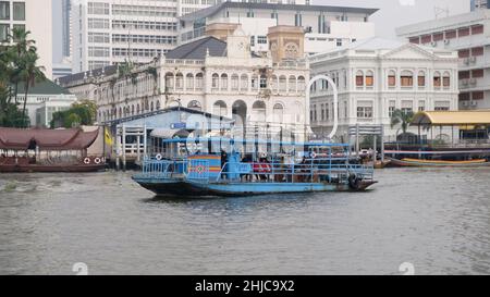 Klong San Ferry Boot zum Si Phraya Pier Klong San Ferry Boot zum Si Phraya Pier Chao Phraya River Bangkok Thailand Historische Gebäude im Hintergrund Stockfoto