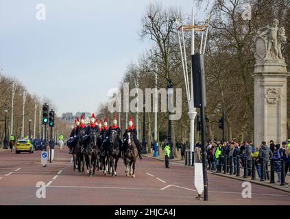 Westminster, London, Großbritannien. 28. Januar 2022. Berittene Truppen der Blues und Royals fahren entlang der Mall und kehren von der Wachwechsel-Zeremonie bei der Horse Guards Parade in London zu den Hyde Park Barracks zurück. Quelle: Malcolm Park/Alamy Live News. Stockfoto