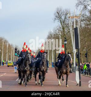 Westminster, London, Großbritannien. 28. Januar 2022. Berittene Truppen der Blues und Royals fahren entlang der Mall und kehren von der Wachwechsel-Zeremonie bei der Horse Guards Parade in London zu den Hyde Park Barracks zurück. Quelle: Malcolm Park/Alamy Live News. Stockfoto