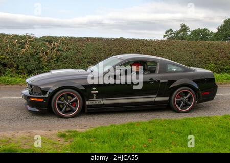 2007 Ford Shelby GT 4600cc Benzincoupé auf dem Weg zur Capesthorne Hall Classic July Car Show, Ceshire, Großbritannien Stockfoto