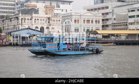 Klong San Ferry Boot zum Si Phraya Pier Klong San Ferry Boot zum Si Phraya Pier Chao Phraya River Bangkok Thailand Historische Gebäude im Hintergrund Stockfoto