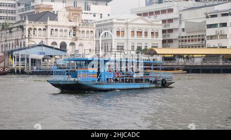 Klong San Ferry Boot zum Si Phraya Pier Klong San Ferry Boot zum Si Phraya Pier Chao Phraya River Bangkok Thailand Historische Gebäude im Hintergrund Stockfoto