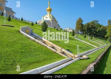 Peterhof, Blick auf die Brunnen der Westterrasse des Unteren Parks Stockfoto