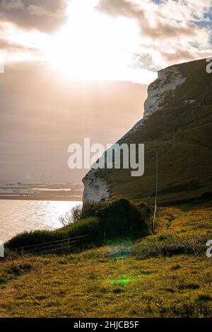 Wunderschöne Landschaft von weißen Klippen entlang des Meeres an sonnigen Wettertag Stockfoto