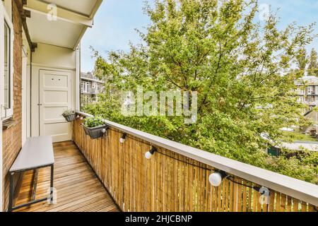 Komfortabler, langer Balkon mit Holzgeländern und atemberaubender Aussicht Stockfoto