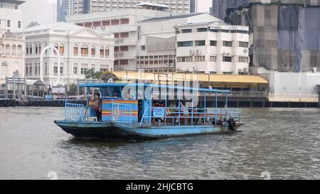 Klong San Ferry Boot zum Si Phraya Pier Klong San Ferry Boot zum Si Phraya Pier Chao Phraya River Bangkok Thailand Historische Gebäude im Hintergrund Stockfoto