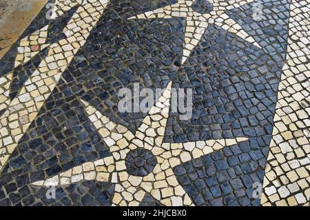 Traditionelles portugiesisches Steinmosaik aus Basalt und Kalkstein auf Lissabon, Portugal Stockfoto