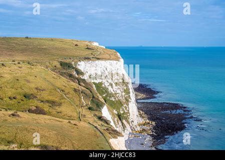 Wunderschöne Landschaft mit weißen Klippen entlang des blauen Meeres an sonnigen Tagen Stockfoto