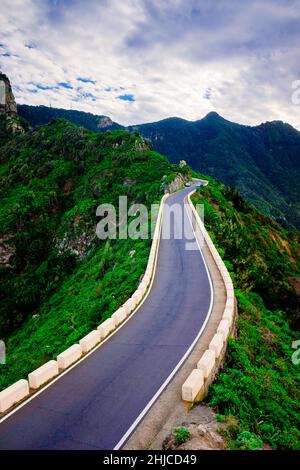 Eine Bergstraße durchquert mittags ein spektakuläres Tal in der Nähe des Teide. Stockfoto