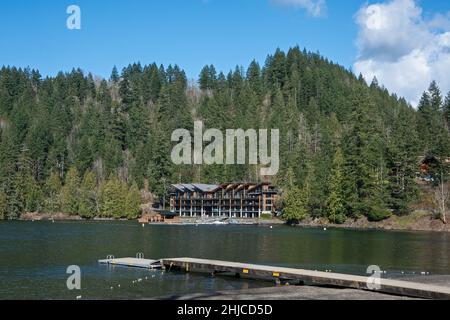 Lake Overview mit kleinem panton Pier und Resort am Wasser Stockfoto