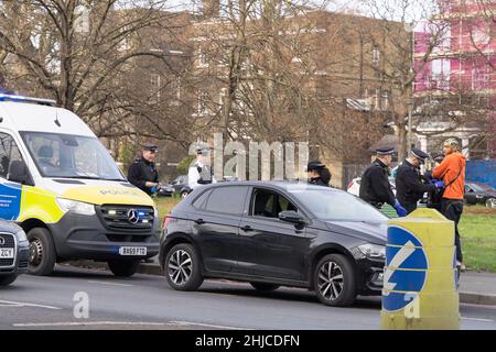 London Greenwich, Großbritannien. 28th Januar 2022. Ein Fahrer in einem schwarzen Auto wurde angehalten und schien von uniformierten Polizeibeamten in der Nähe des Dorfes Blackheath im Südosten Londons, England, durchsucht zu werden. Quelle: xiu bao/Alamy Live News Stockfoto