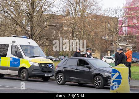 London Greenwich, Großbritannien. 28th Januar 2022. Ein Fahrer in einem schwarzen Auto wurde angehalten und schien von uniformierten Polizeibeamten in der Nähe des Dorfes Blackheath im Südosten Londons, England, durchsucht zu werden. Quelle: xiu bao/Alamy Live News Stockfoto