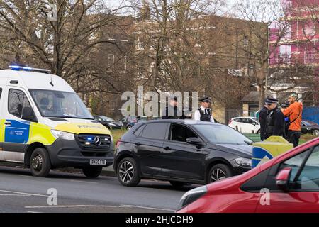 London Greenwich, Großbritannien. 28th Januar 2022. Ein Fahrer in einem schwarzen Auto wurde angehalten und schien von uniformierten Polizeibeamten in der Nähe des Dorfes Blackheath im Südosten Londons, England, durchsucht zu werden. Quelle: xiu bao/Alamy Live News Stockfoto