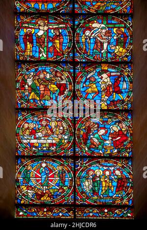 Mittelalterliches Buntglasfenster der gotischen Kathedrale von Chartres, Frankreich - der Passion gewidmet. Die Passion Christi ist die Geschichte von Jesus Chr. Stockfoto