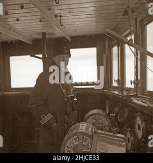 Winter auf See in der 1940s. Abgebildet ist der schwedische Eisbrecher Ymer, der in Februar 1941 das Eis im inneren Wasser an der schwedischen Küste bricht. Der Eisbrecher Ymer wurde 1931-1933 in Malmö gebaut und diente 44 Jahre lang als Staatseisbrecher, bis sie 1976 verkauft und verschrottet wurde. Die Winter während des Zweiten Weltkriegs waren oft außergewöhnlich kalt und das Eis wurde zu einem großen Problem für die Schifffahrt und das Militär. Ymer war der erste große Seeeisbrecher, der ein elektrisches Dieselantriebssystem verwendete, eine Art, Schiffe zu betreiben, die heute üblich ist. Bild zeigt die Brücke und einen Mann der Besatzung mit t Stockfoto