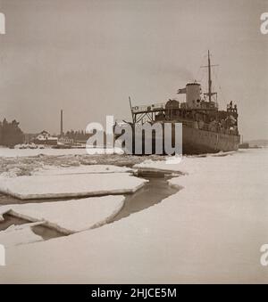 Winter auf See in der 1940s. Abgebildet ist der schwedische Eisbrecher Ymer, der in Februar 1941 das Eis im inneren Wasser an der schwedischen Küste bricht. Der Eisbrecher Ymer wurde 1931-1933 in Malmö gebaut und diente 44 Jahre lang als Staatseisbrecher, bis sie 1976 verkauft und verschrottet wurde. Die Winter während des Zweiten Weltkriegs waren oft außergewöhnlich kalt und das Eis wurde zu einem großen Problem für die Schifffahrt und das Militär. Schweden 1942 Kristoffersson Ref. 172-9 Stockfoto