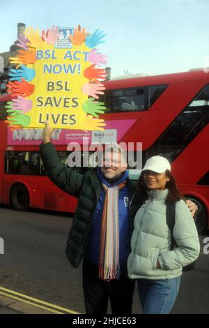 London, Großbritannien. 28th Januar 2022. Britische Gebärdensprache BSL-Gesetzesbefürworter versammeln sich vor dem Parlament.die Regierung unterstützt ein Gesetz, das heute gelesen wird, um die britische Gebärdensprache zu einer anerkannten Sprache im Vereinigten Königreich zu machen. Kredit: JOHNNY ARMSTEAD/Alamy Live Nachrichten Stockfoto