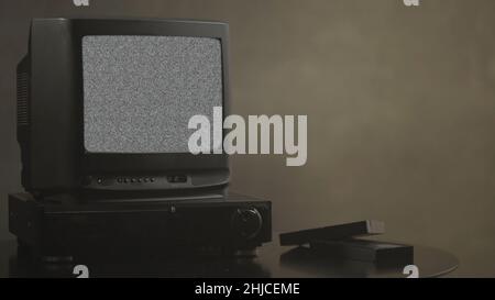 Fernseher mit Lärm. TV-Testkarte. Retro-Hardware 1980. Glitch Art zeigt einen statischen Fehler, eine defekte Übertragung. Rauschen pixel auf dem tv-Bildschirm stören das Signal. Stockfoto