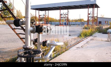 Treibstofftanks auf einem Präriehof. Lager. Alte Tanklager. Konzept der Kraftstoffindustrie. Stockfoto