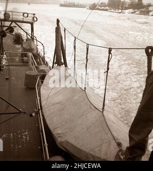 Winter auf See in der 1940s. Abgebildet ist der schwedische Eisbrecher Ymer, der in Februar 1941 das Eis im inneren Wasser an der schwedischen Küste bricht. Der Eisbrecher Ymer wurde 1931-1933 in Malmö gebaut und diente 44 Jahre lang als Staatseisbrecher, bis sie 1976 verkauft und verschrottet wurde. Die Winter während des Zweiten Weltkriegs waren oft außergewöhnlich kalt und das Eis wurde zu einem großen Problem für die Schifffahrt und das Militär. Schweden 1942 Kristoffersson Ref. 172-1 Stockfoto