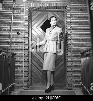 Damenmode im Jahr 1940s. Eine junge Frau in einem typischen 1940s Outfit mit passendem Rock und Jacke. Schweden 1946 Kristoffersson Ref Y68-5 Stockfoto