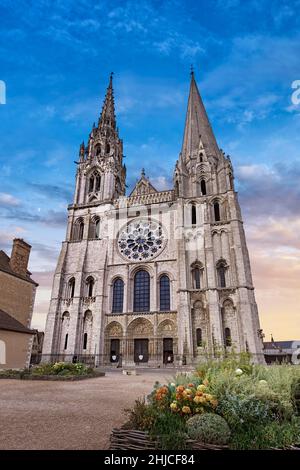 Kathedrale von Chartres, gotische Statuen und Außenskulpturen. Westfassade mit dem Königlichen Portal der gotischen Kathedrale Notre Dame, Chartres, Frankreich Stockfoto