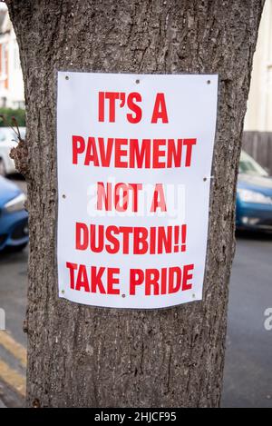 Ein selbstgebautes Schild, das an einen Baum geheftet wurde, um die Menschen davon abzuhalten, Müll in der Gegend in Southend on Sea, Essex, Großbritannien, zu hinterlassen. Ort oft mit Abfall, Müll Stockfoto